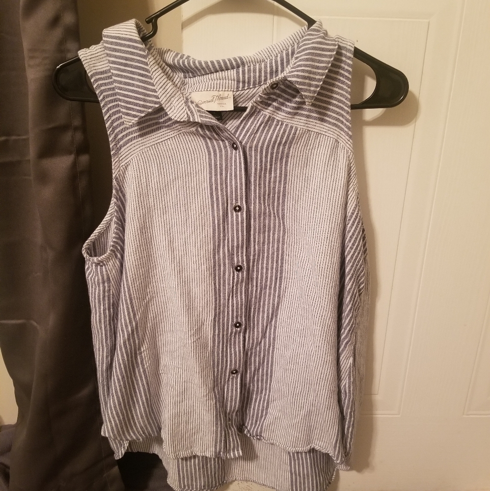 Universal thread sleeveless top